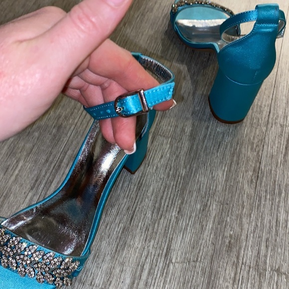 GORGEOUS! Satin Heels with crystals three inch block heel - Picture 6 of 6